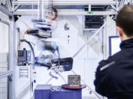 Größere Reichweite für „Cobots“: Raumportal für kollaborierende Roboter