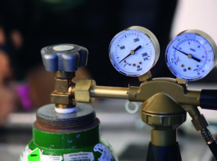 Sparsam und prozesssicher: Aktives Gas-Management beim manuellen und automatisierten Schweißen
