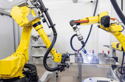 Roboterschweisszelle der neuesten Generation für die Fertigung von Messgeräten: Fit für die Zukunft dank smarter Roboterschweißtechnik