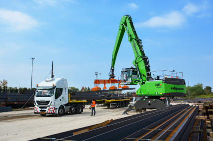 Modernisierung der Logistikprozesse mit neuem Umschlagkran 865 E Hybrid